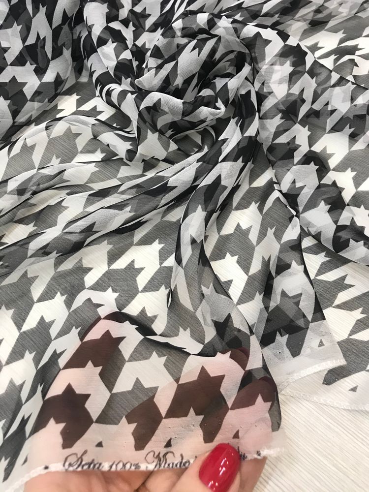 Шелковый шифон фон белый в крупную черную гусиную лапку