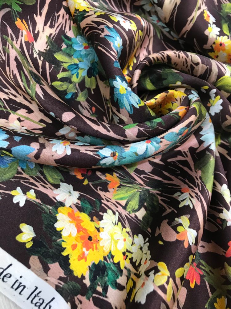 Шелк атласный фон коричневый, принт мелкие цветы