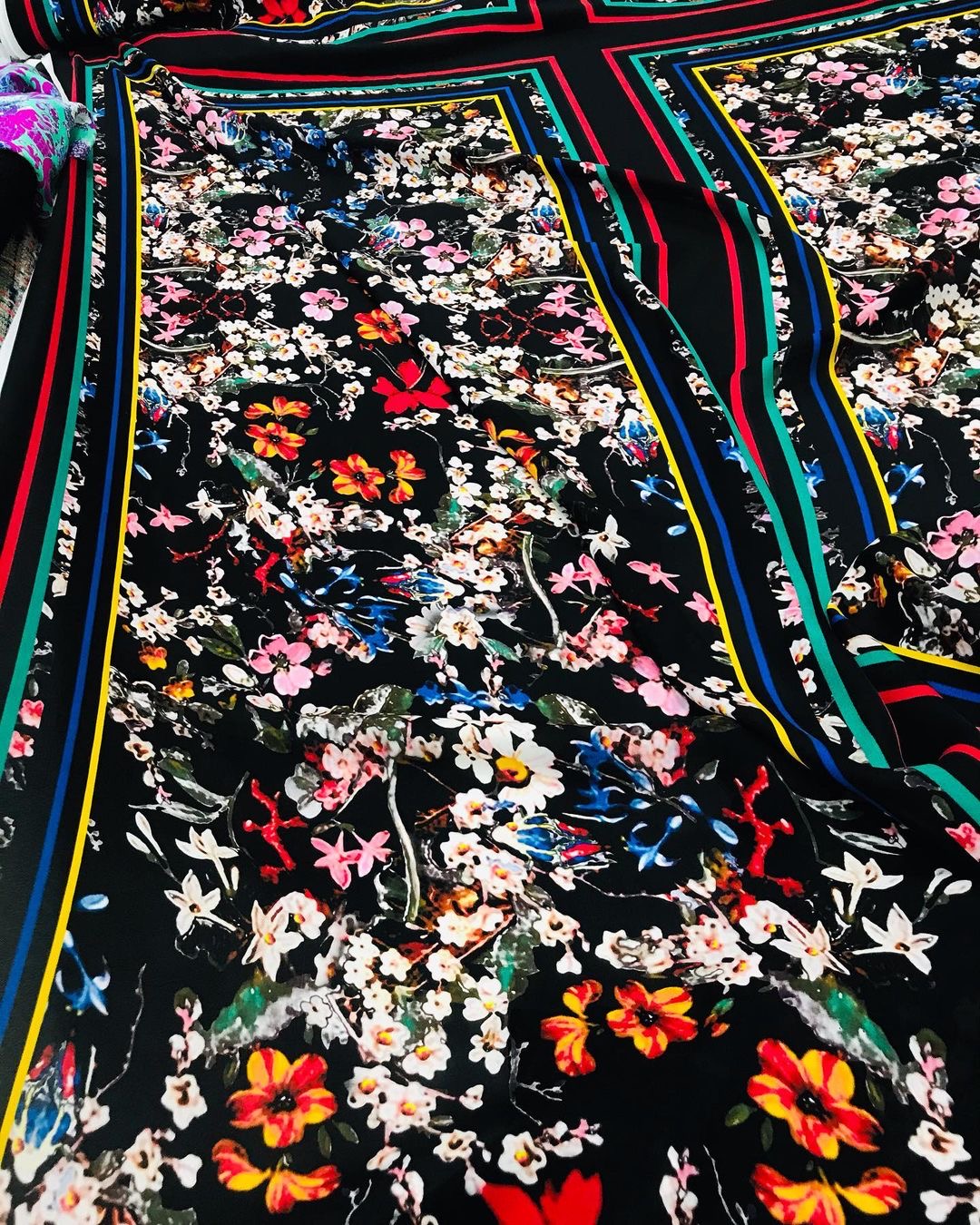 Шелковый крепдешин Elie Sa@b фон черный, принт цветочный с полосами