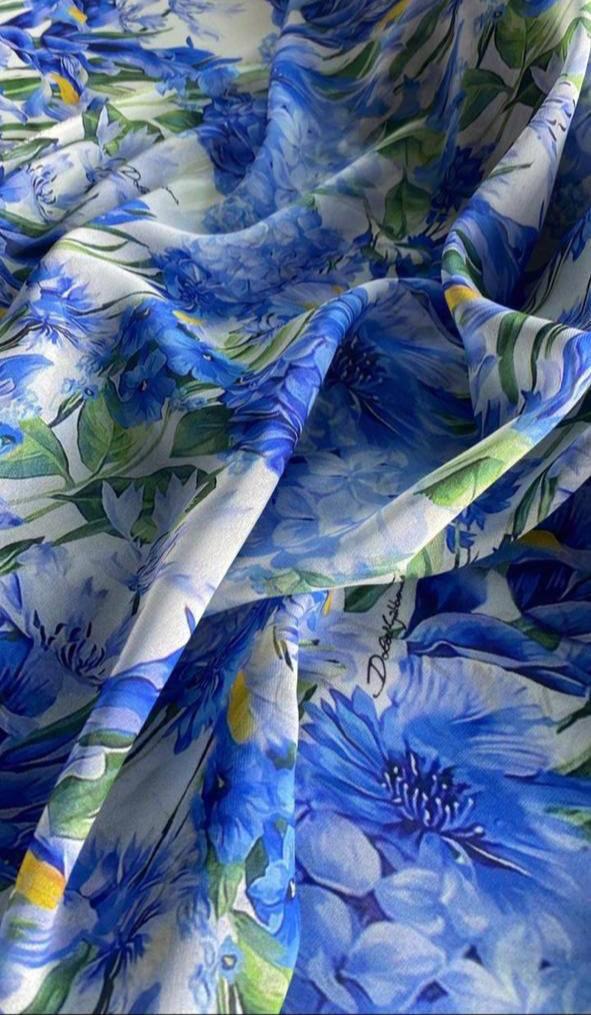 Шёлковый шифон оригинал подписной DG синие ирисы на белом фоне