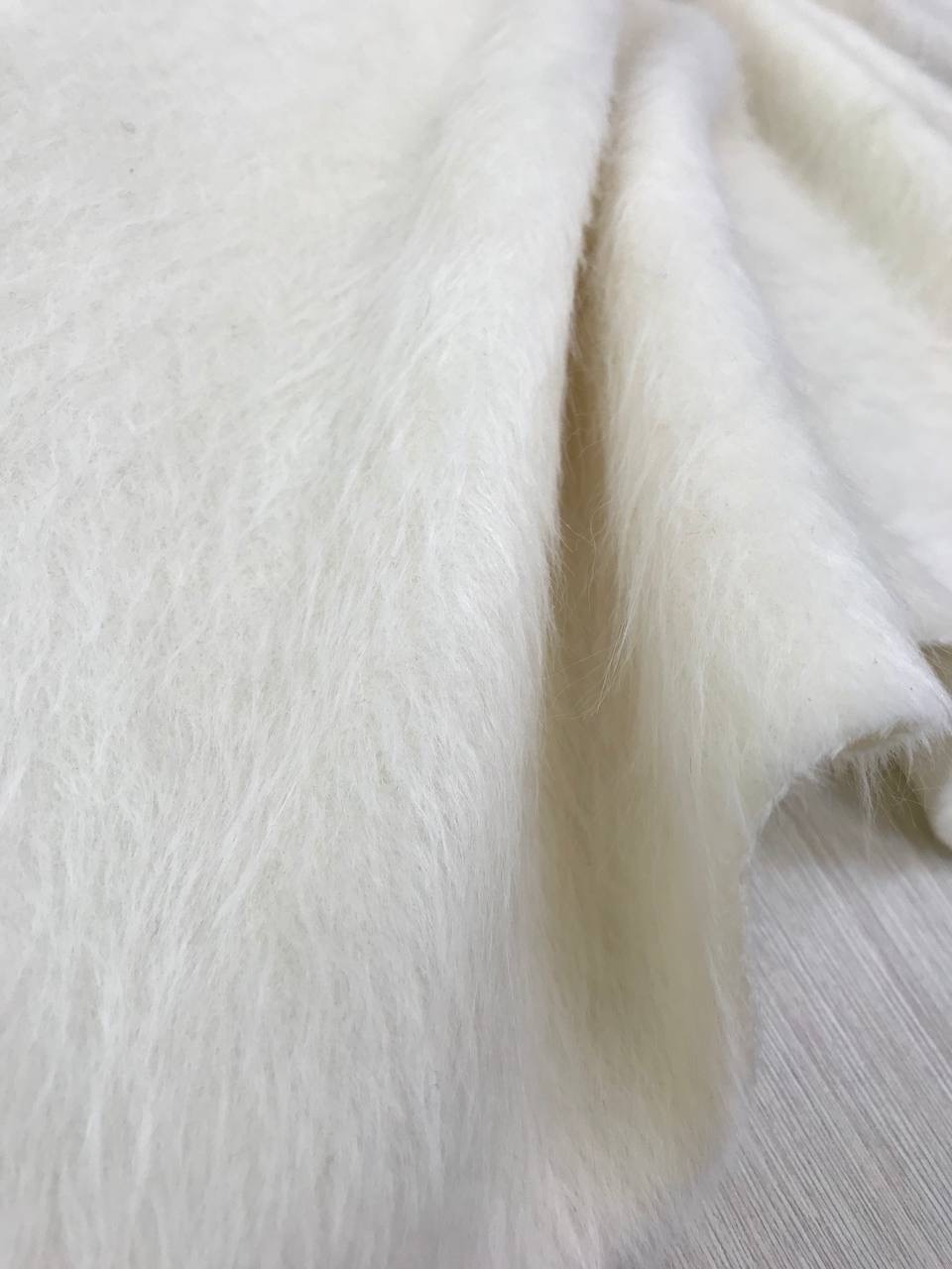 Сури альпака белого цвета