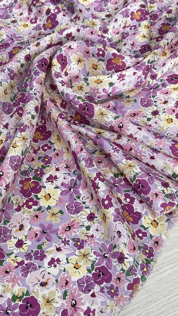 Шелк твилл фон лавандовый с цветочным принтом