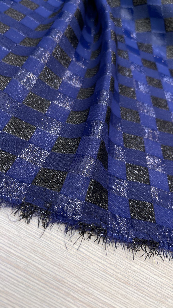 Шелковый жаккард с добавлением мононити из люрекса LV синий/угольно-черный в клетку