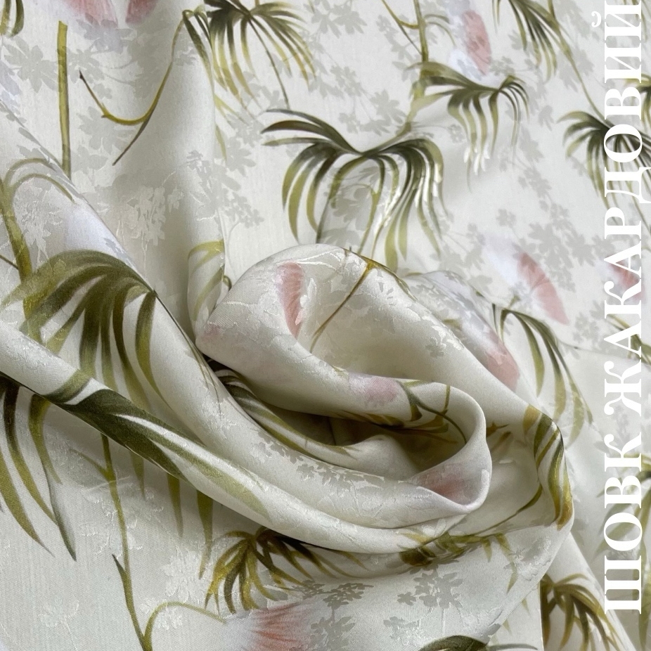 Шелк атласный с жаккардовым плетением Ungar0 фон молочный с цветочным принтом