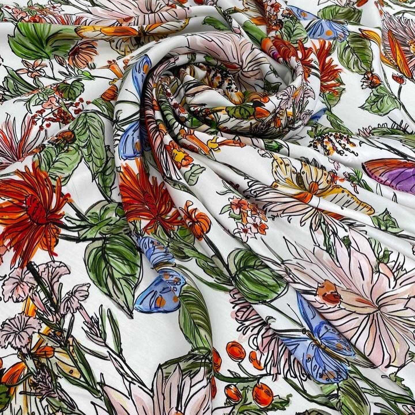 Шелк атласный с эластаном в стиле D.or фон белый с цветочным  принтом