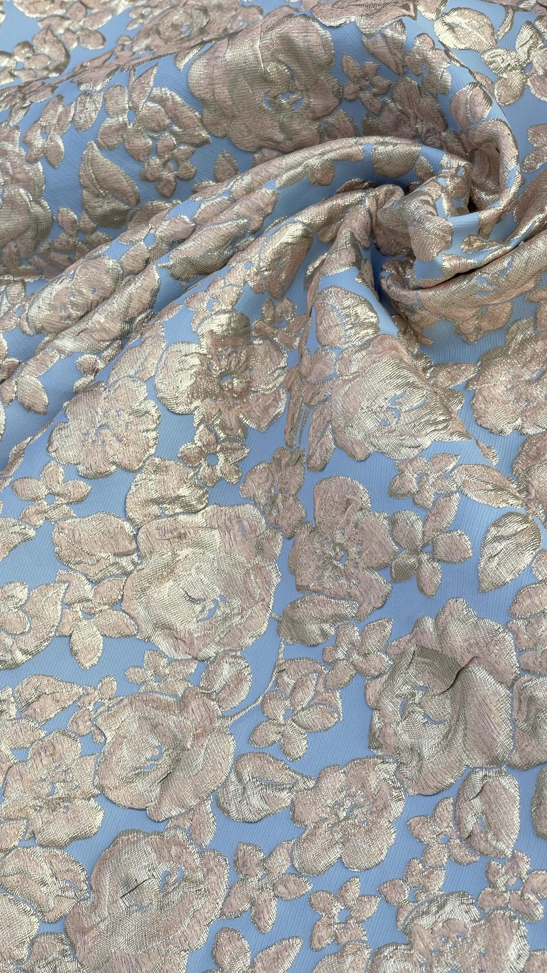 0,65м Шелковый жаккард с добавлением люрекса фон небесно-голубой с золотом