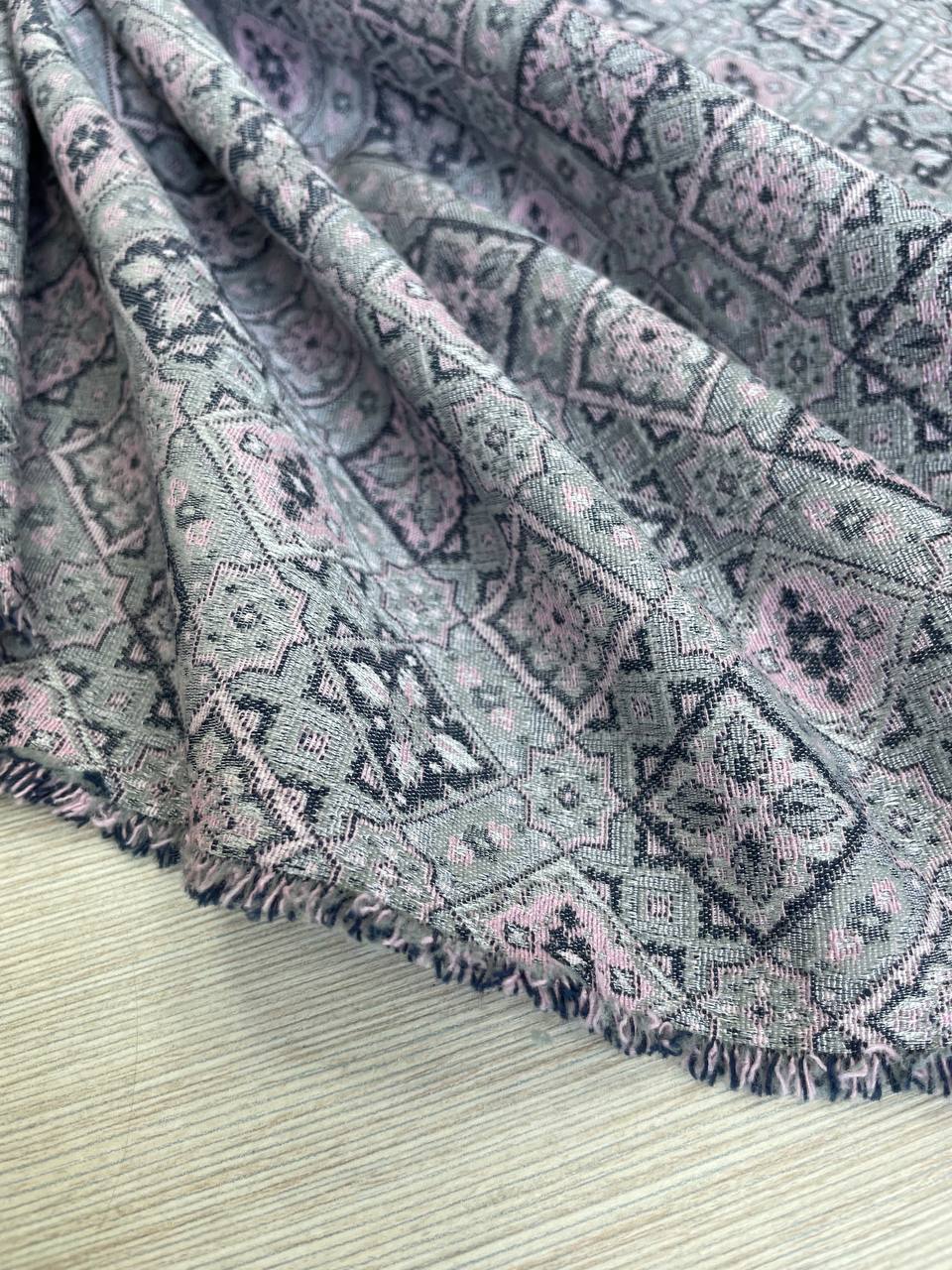 2м Хлопковый жаккард с добавлением вискозы и эластана серо-пудровый восточный орнамент