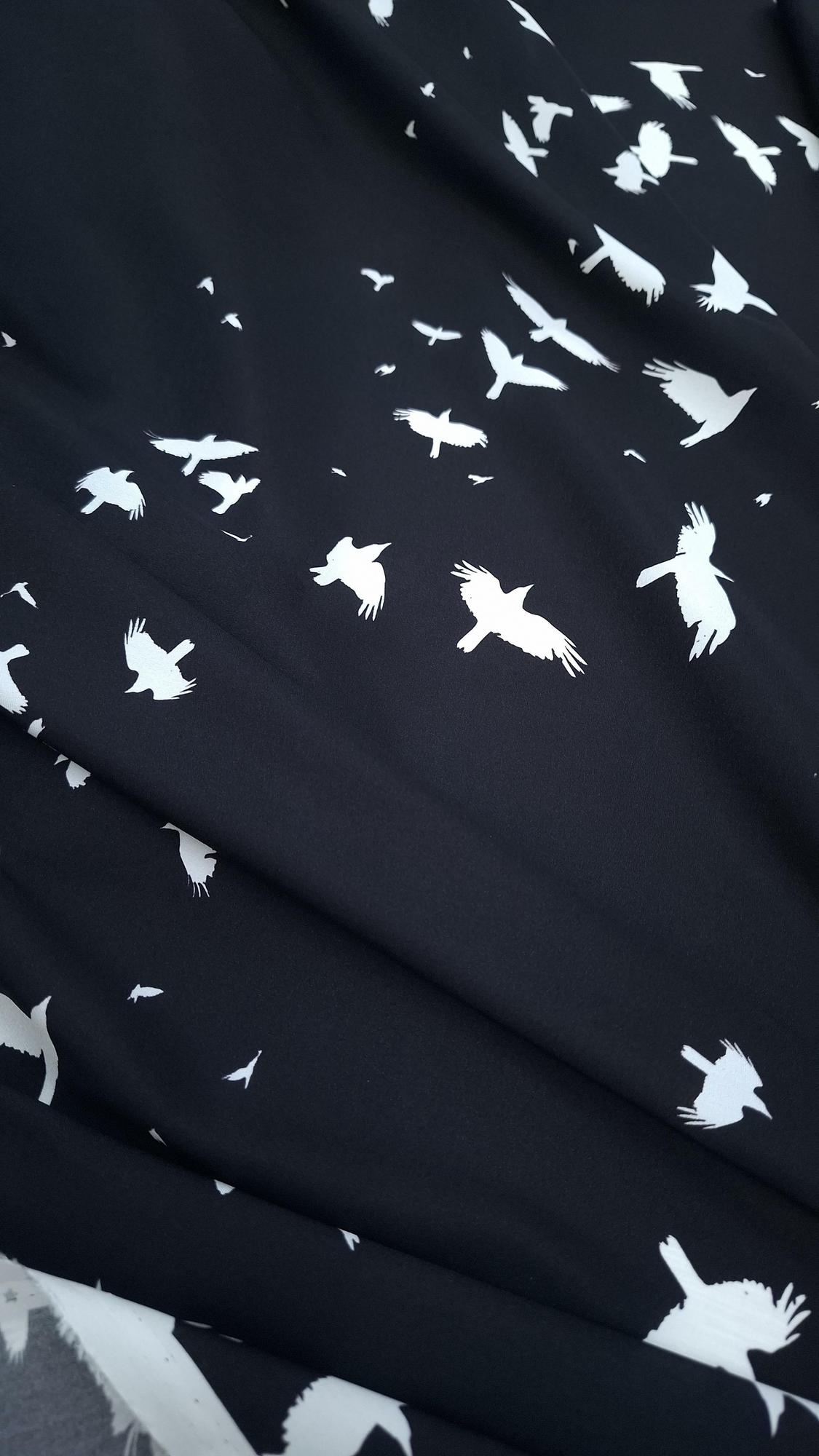 Шелк атласный с эластаном фон черный/принт белые птицы