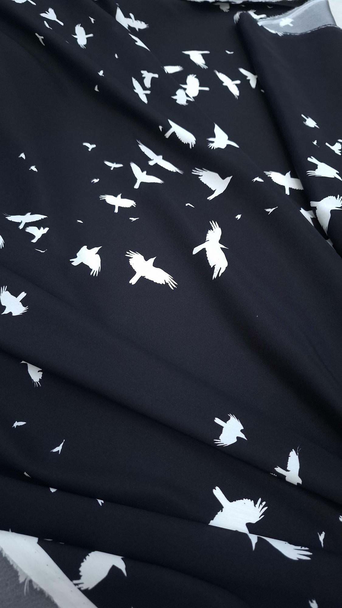 Шелк атласный с эластаном фон черный/принт белые птицы