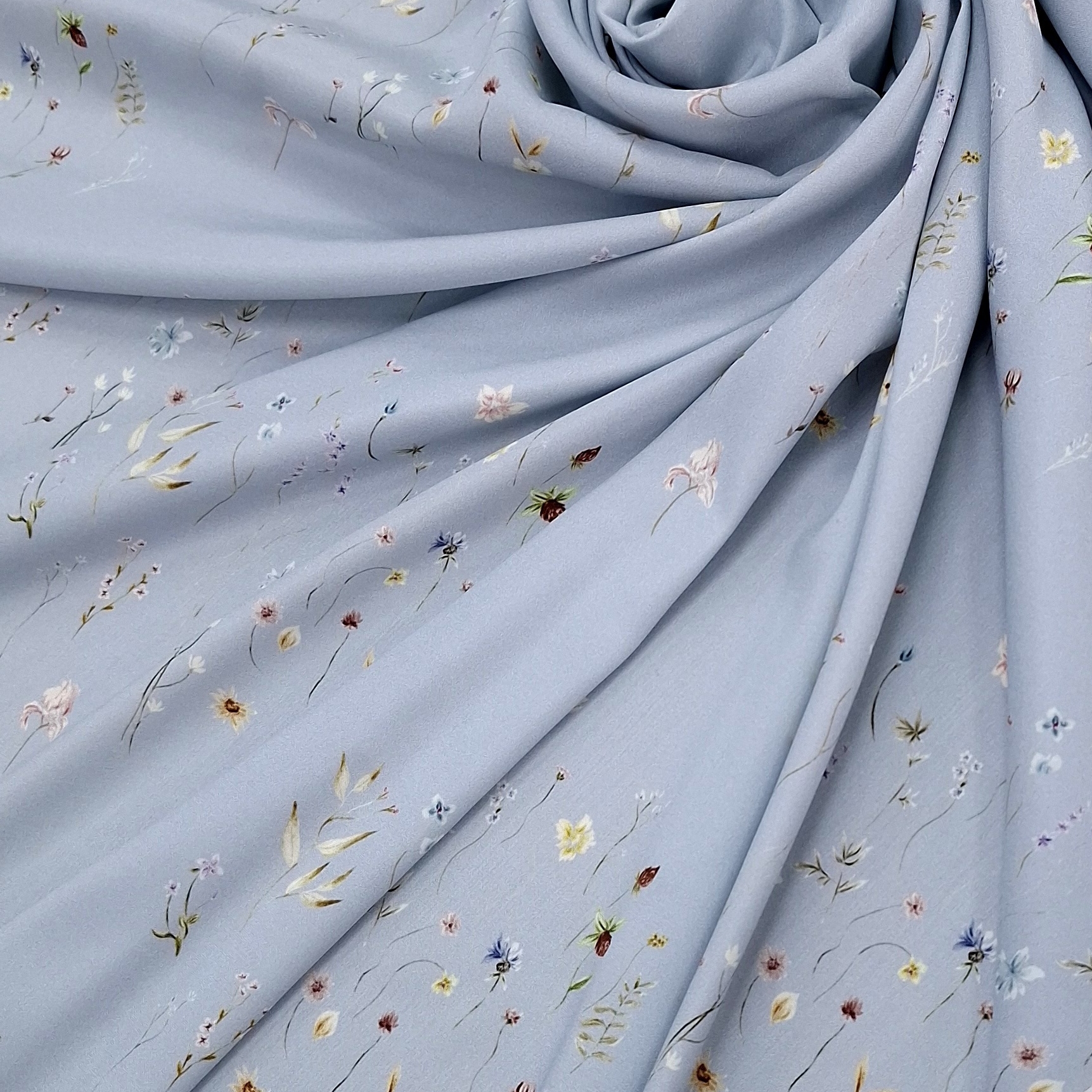 Шелк атласный с эластаном exclusive design цветочный принт на голубом фоне