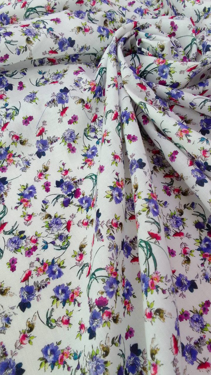 Батист фон белый с красно-синим цветочным принтом