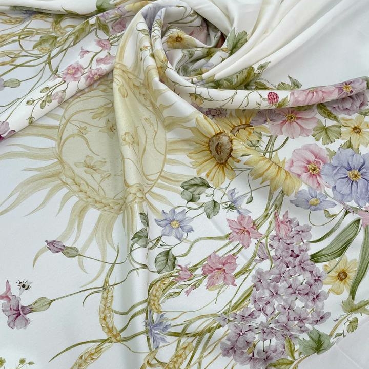 Шелк атласный с эластаном exclusive в стиле D.or фон молочный, принт цветочный купоном
