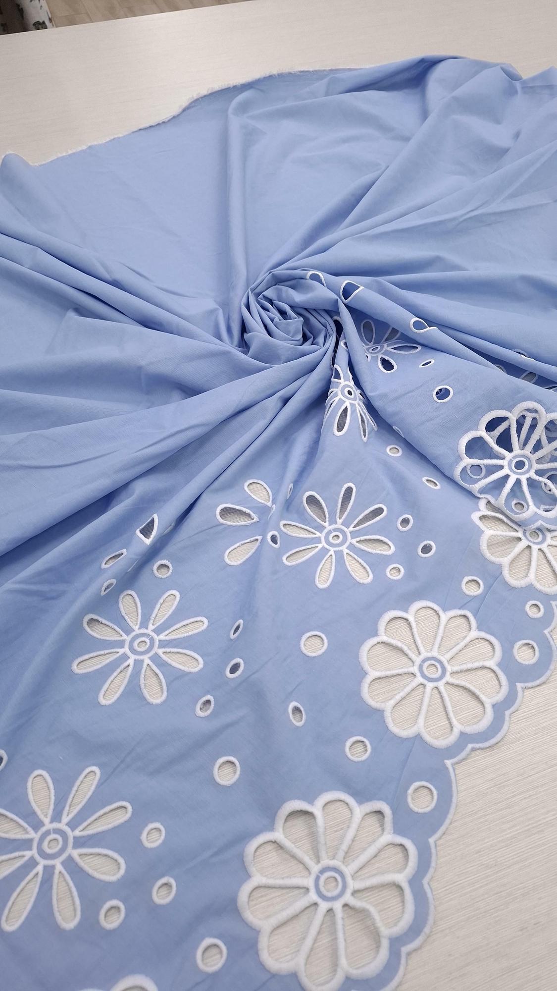 Эксклюзивное французкое шитье на хлопке небесно-голубого цвета, вышивка белоснежная