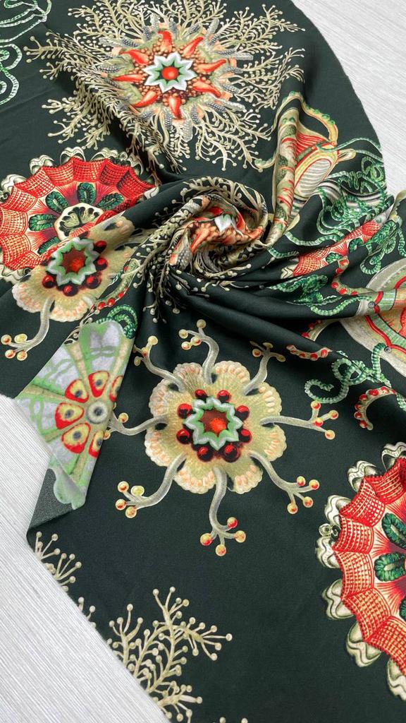 0,51м Шелк атласный с эластаном абстрактные цветы на темно-зеленом фоне