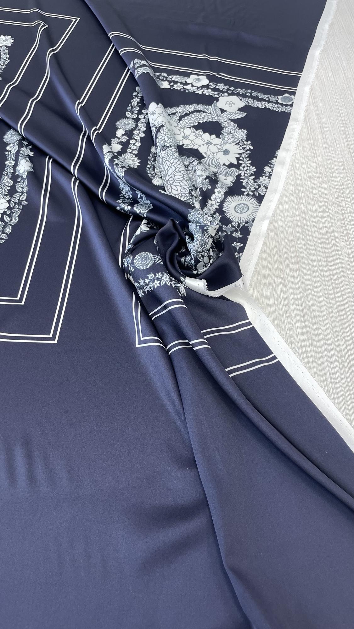 Шелк атласный с эластаном H.ermes  темно синий фон с цветами купон 1,5м