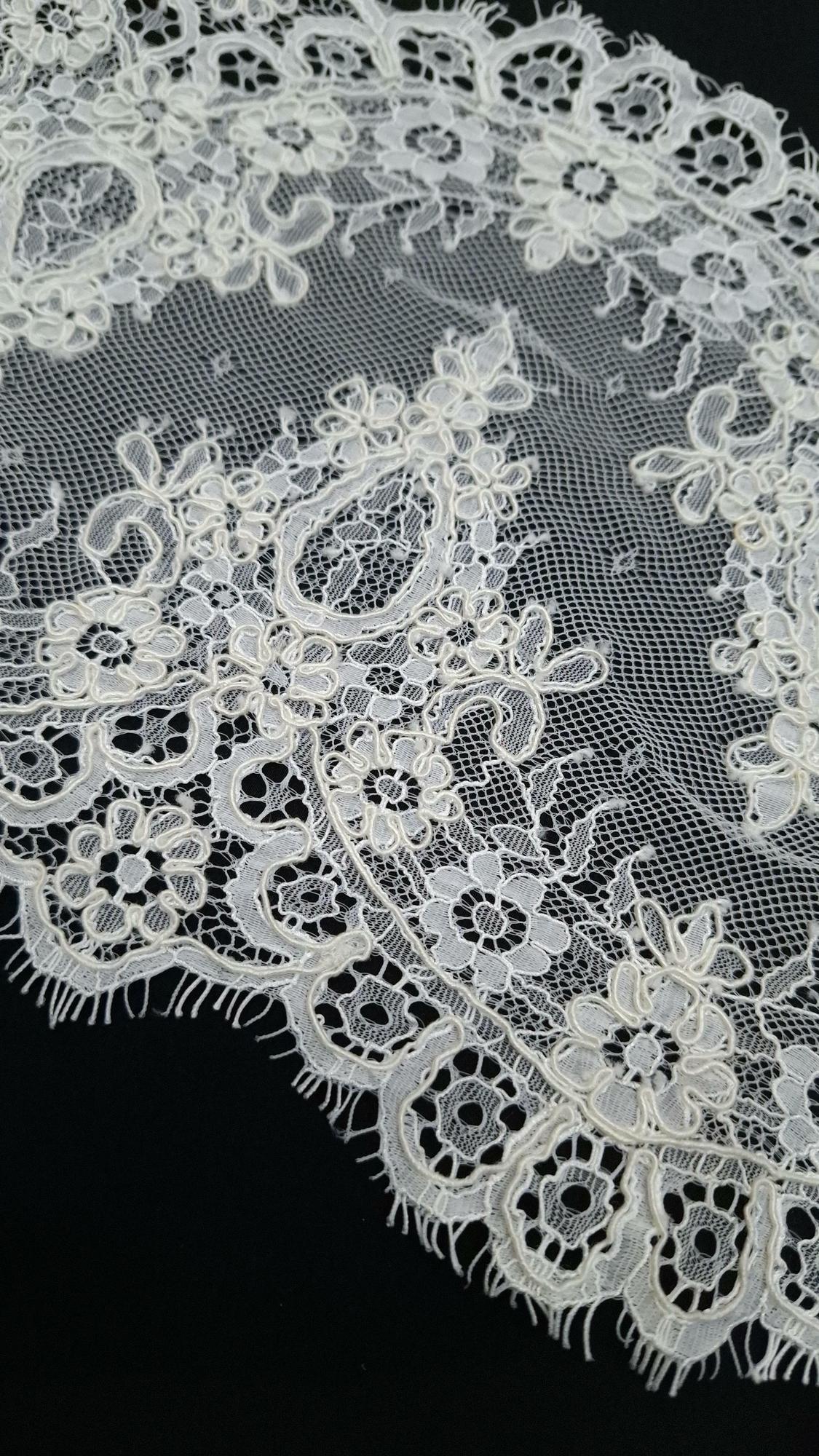 Белое хлопковое кружево SOltiss с кардовой нитью молочного цвета