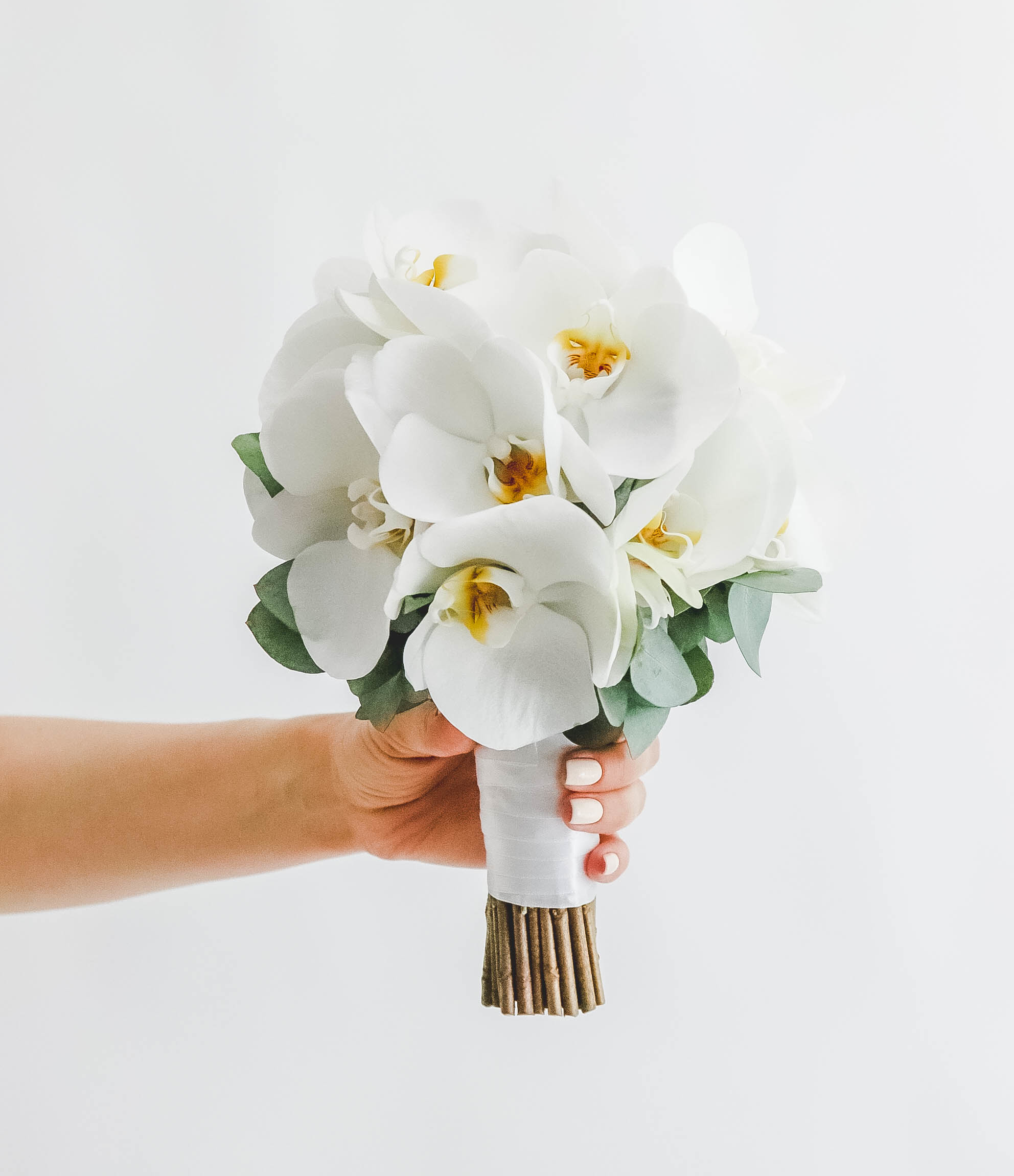 С какими цветами белые орхидеи объединяют в букетах?