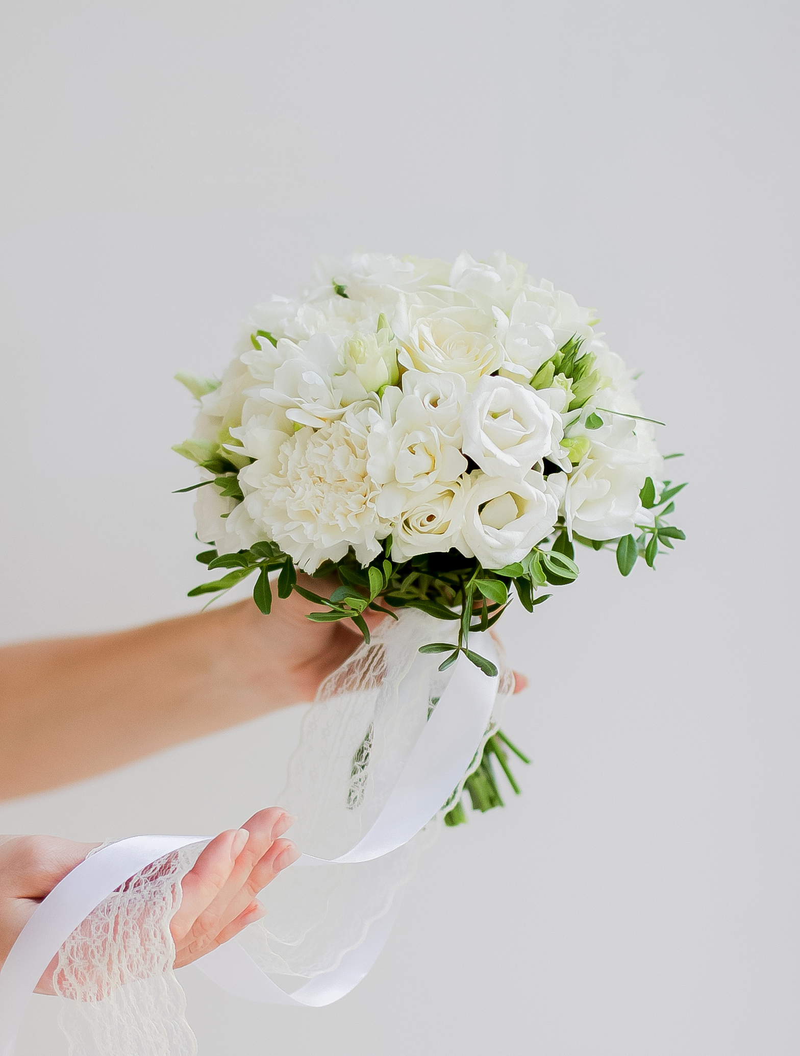 Все букеты > Белый букет невесты из роз, фрезий и эустомы WHITE купить в  интернет-магазине