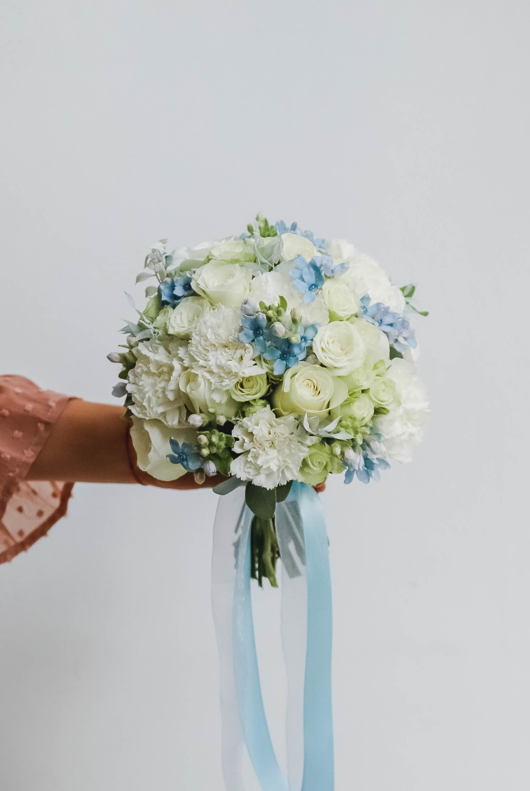 Все букеты > Букет невесты из роз и оксипеталума SEA BLUE купить в интернет-магазине