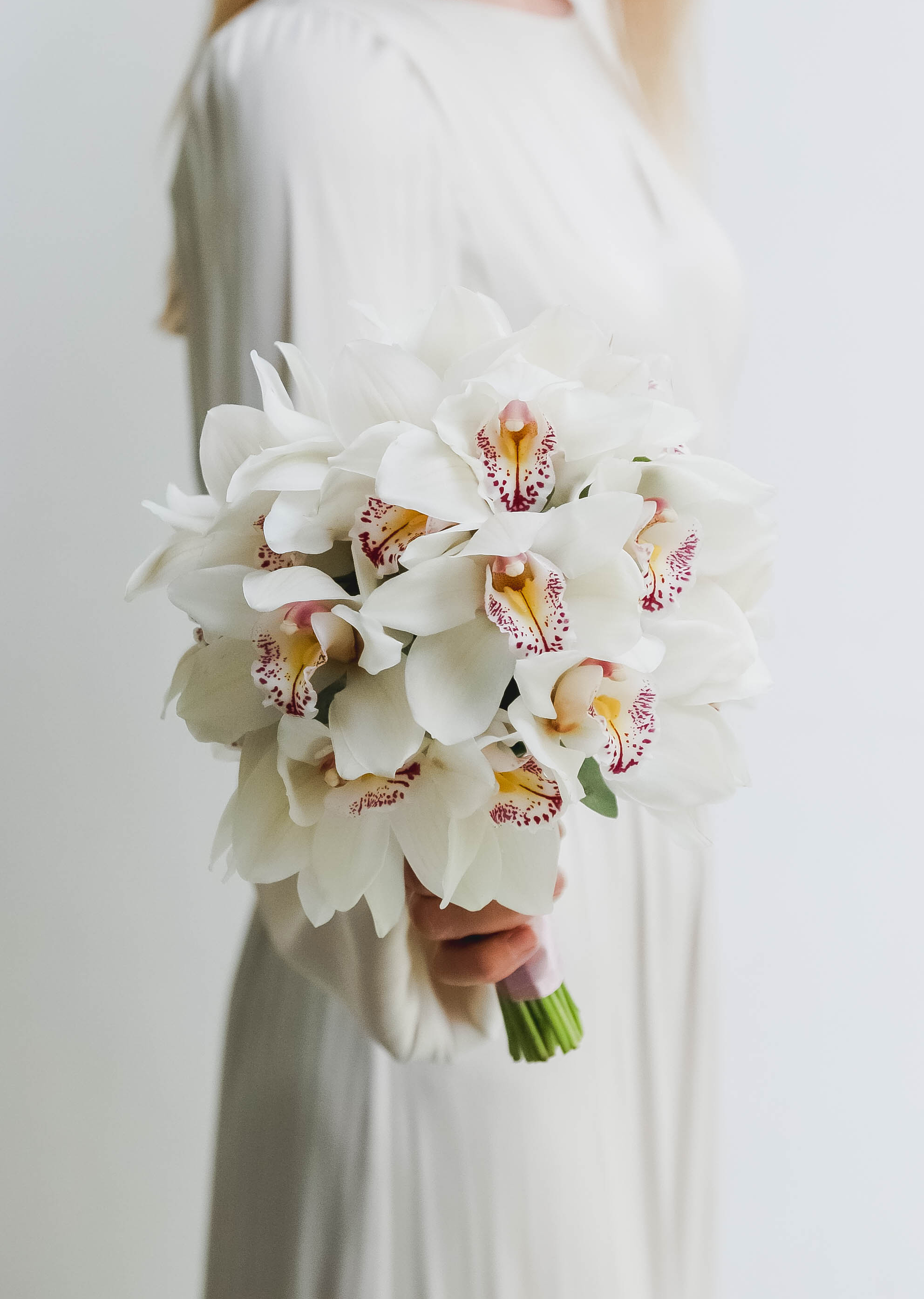 Букет из белых орхидей (13 шт)
