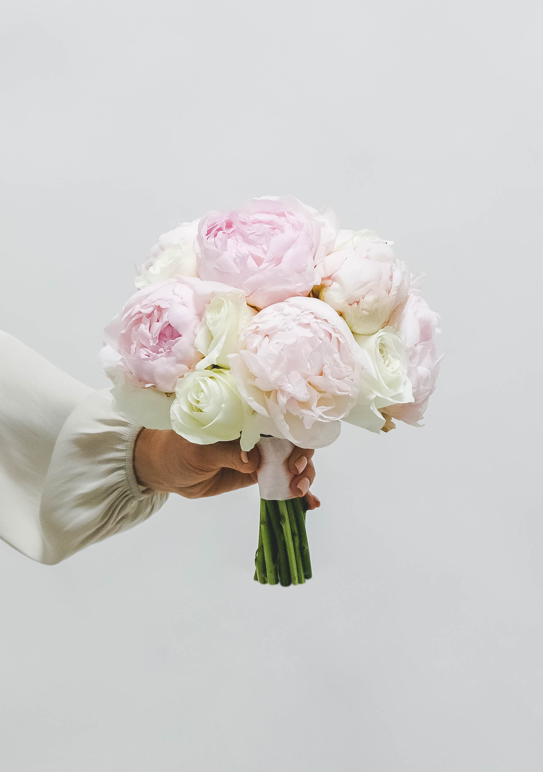 Свадебный букет из пионов и роз PINK WHITE