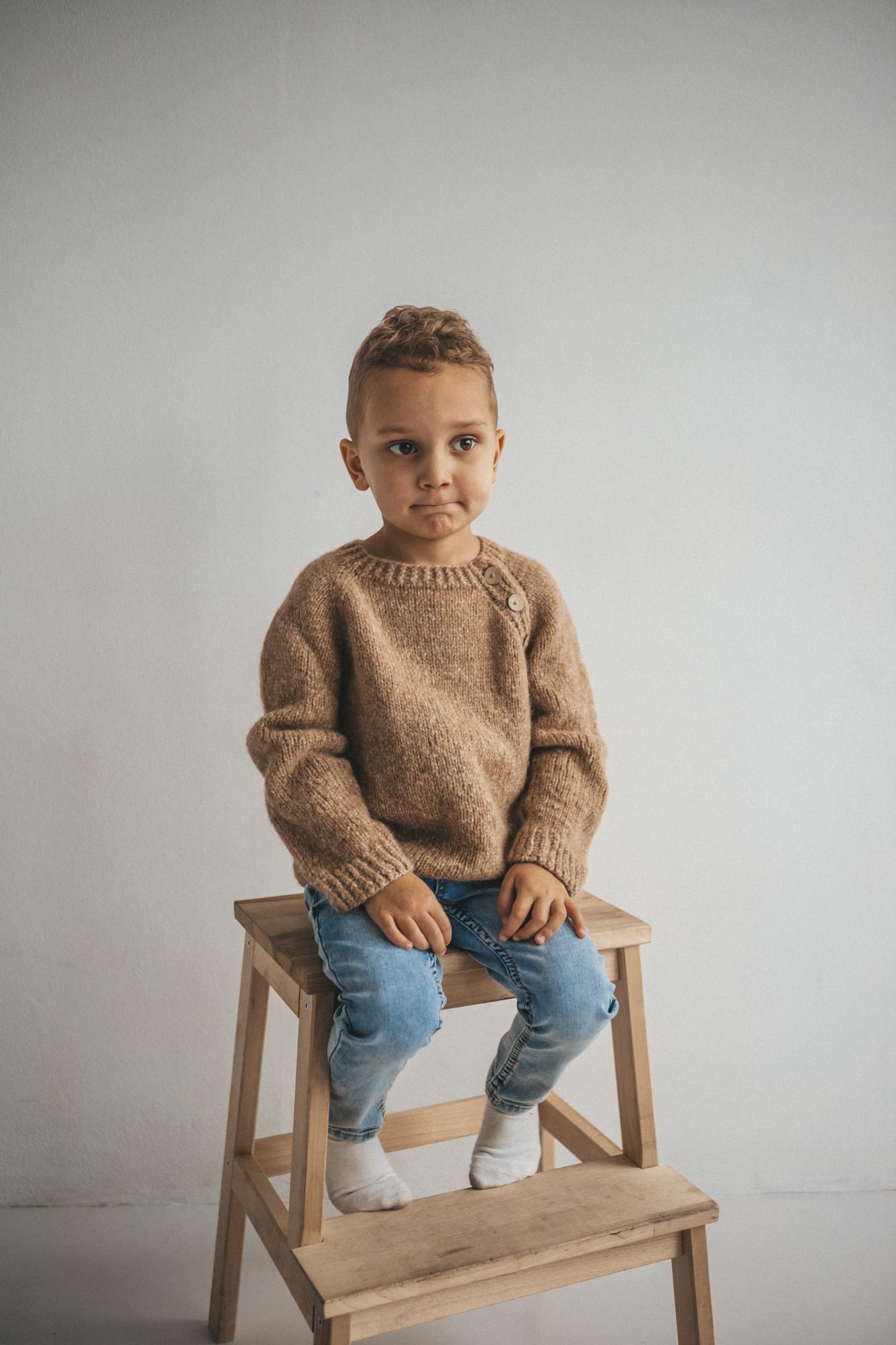 Вязаный детский свитер