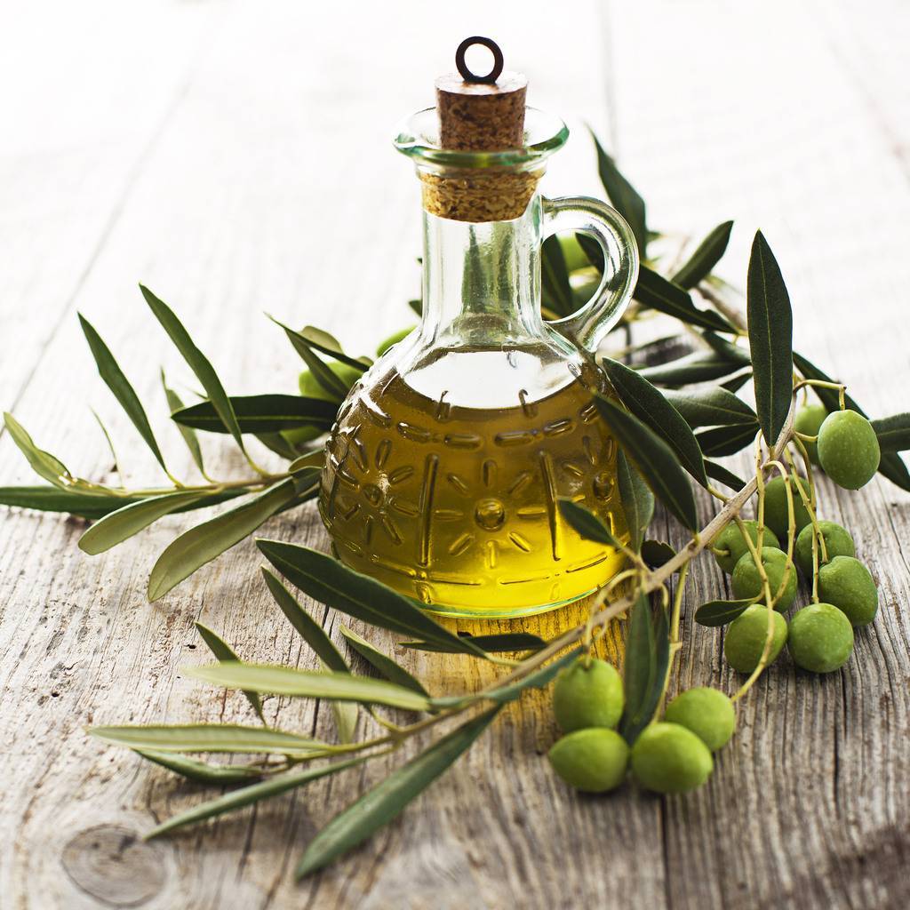 Оливковое масло фон. Оливковое масло в стеклянной бутылке. Масло оливы. Сосуд для оливкового масла.