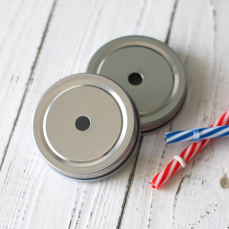 Крышка с отверстием для трубочки