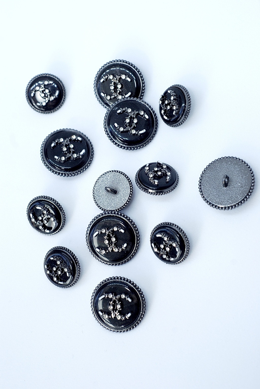 Button 18/23 mm, alloy/plastic/glass, black background, art. 211