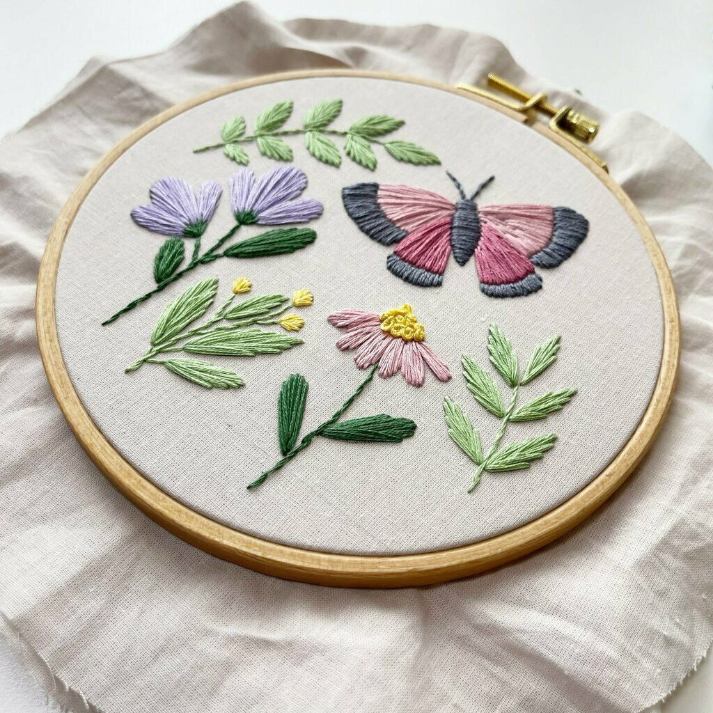 Схема вышивки: Бабочки на цветах