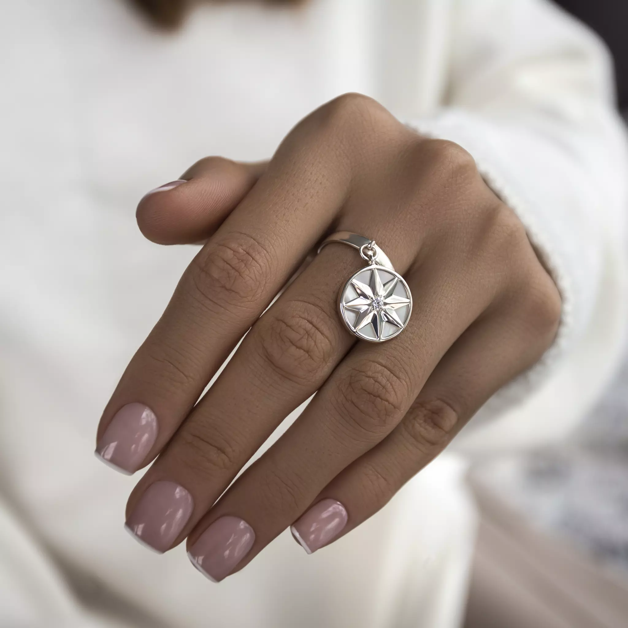 Кольцо пандора с петитами. Кольцо медальон. Кольцо медальон янтарь. Кольцо pandora loved. Кольцо медальон пандора.