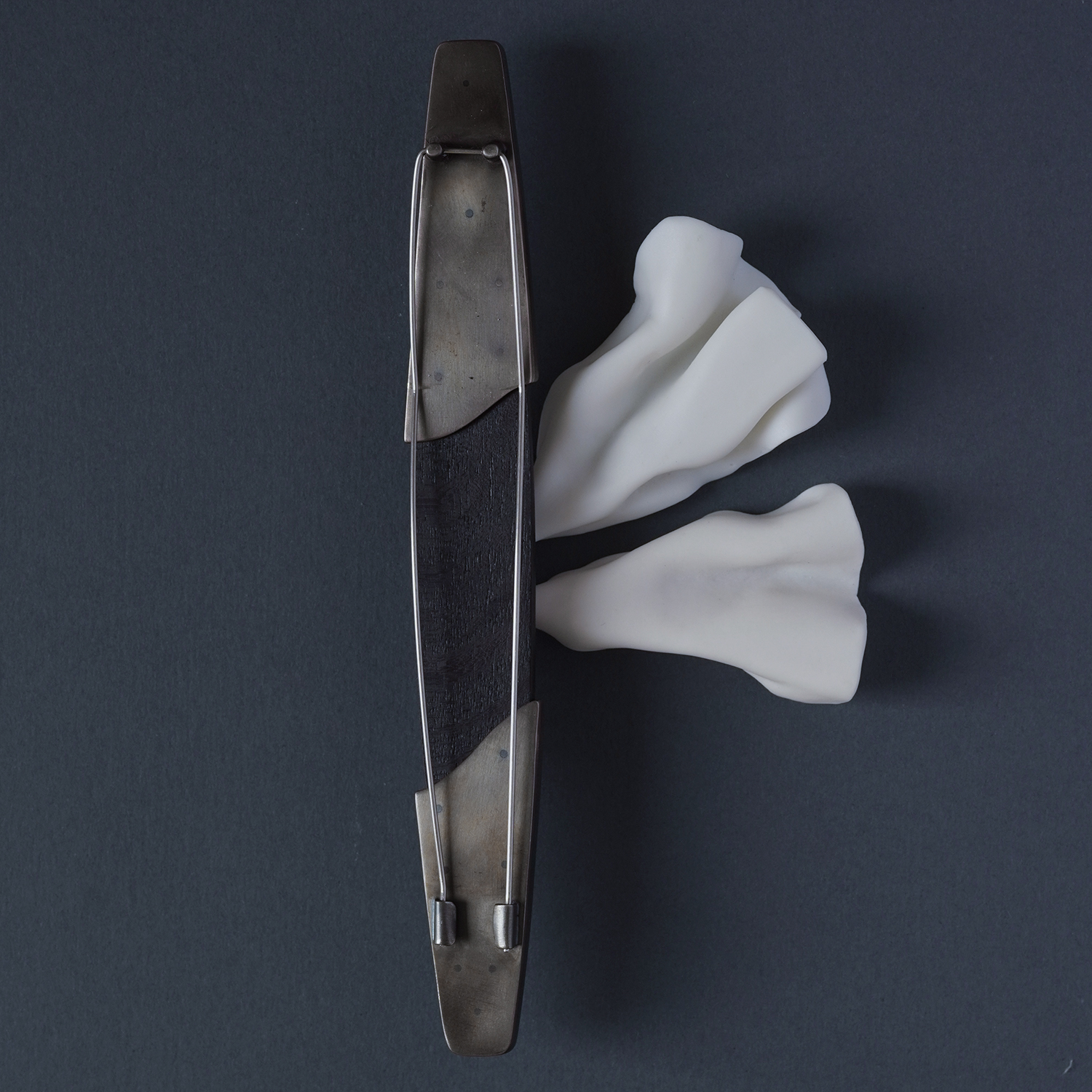 Деревянная брошь №3 с фарфором из серии ПОД ЗАЩИТОЙ