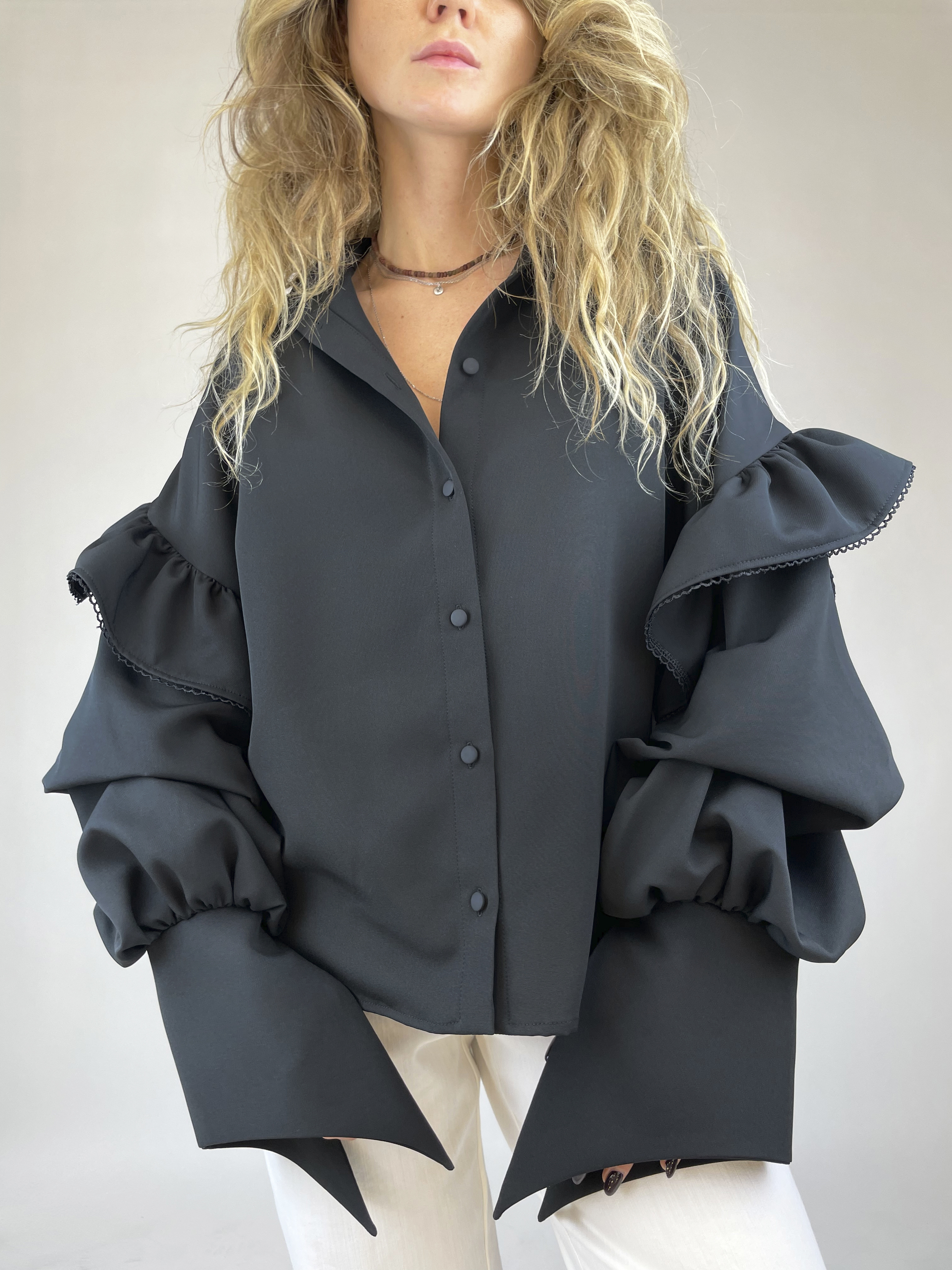 Puff-sleeve shirt (black)