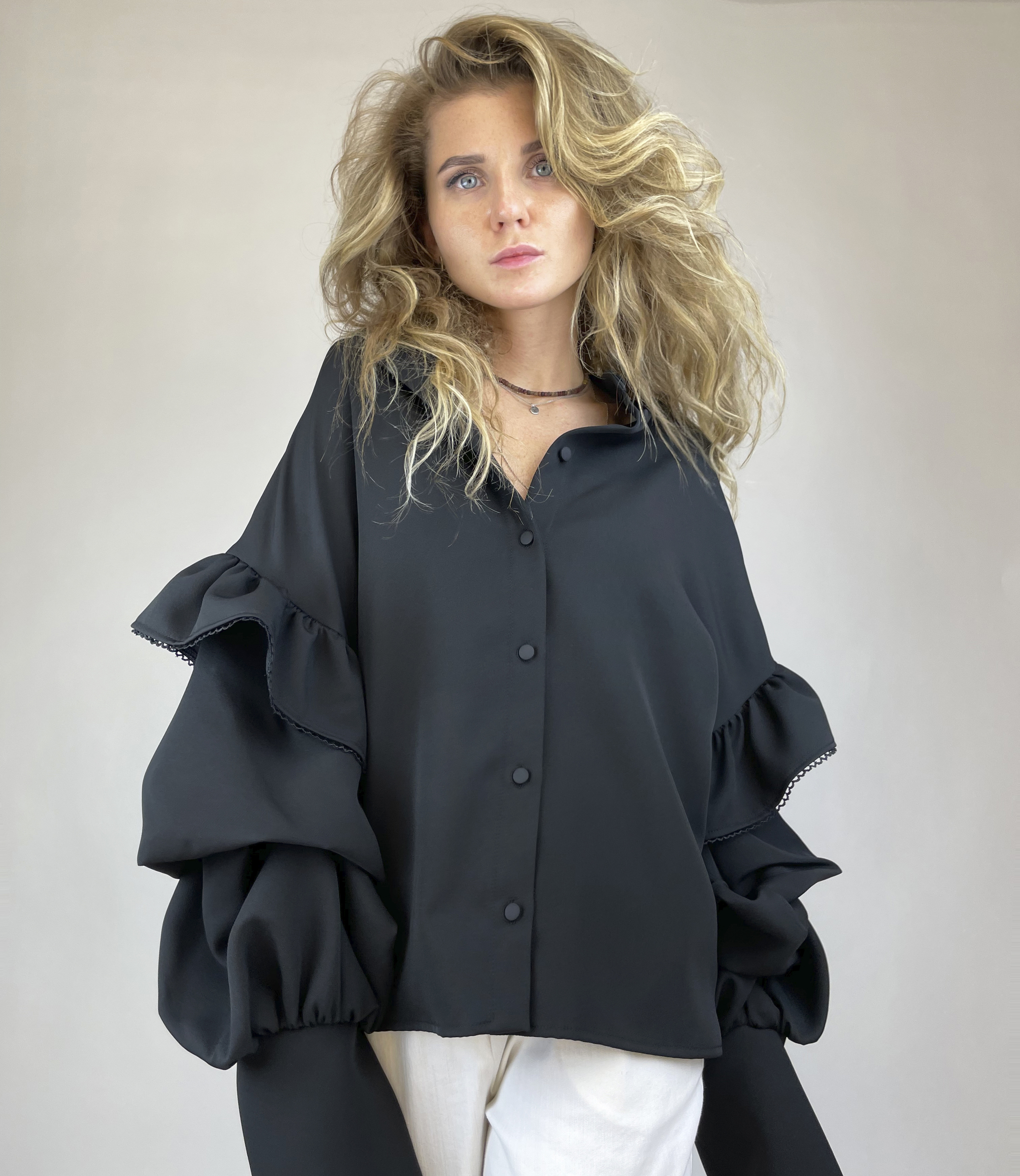 Puff-sleeve shirt (black)