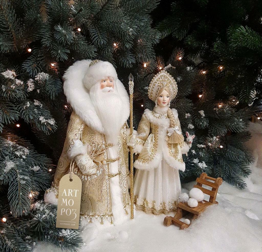 Фигуры Деда Мороза и Снегурочки под елку