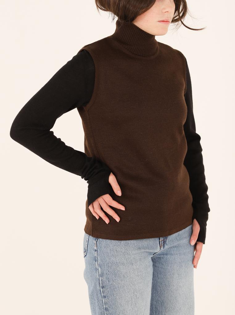 Коричневая безрукавка