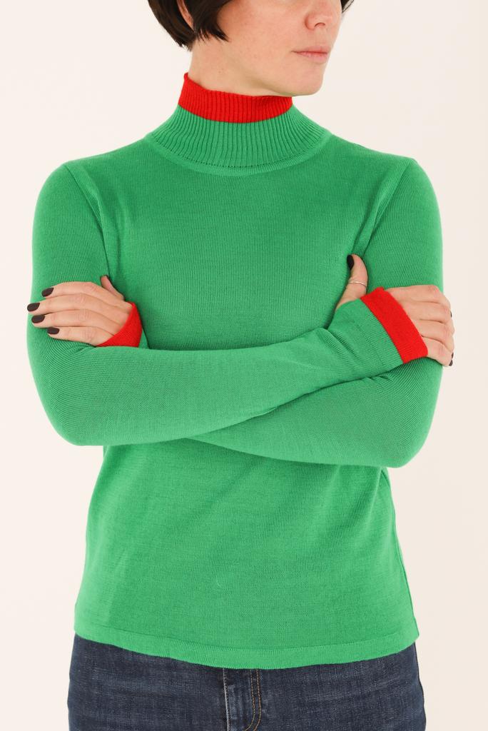 Зеленая водолазка с контрастным кантом