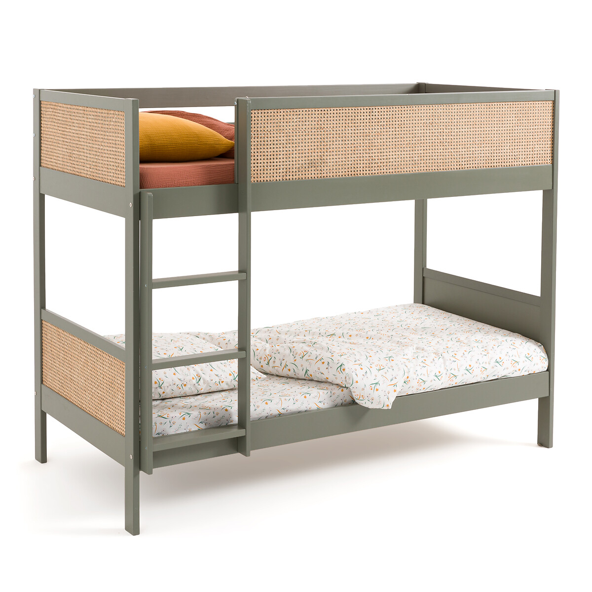 Кровать двухъярусная из сосны и плетеного материала