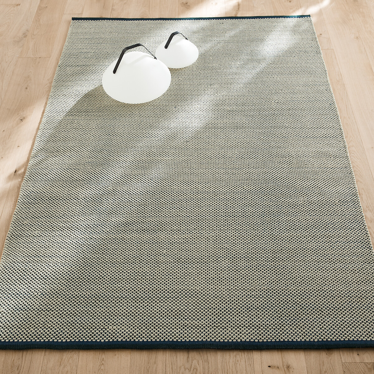 Ковер из переработанного полиэстера, сотканный вручную