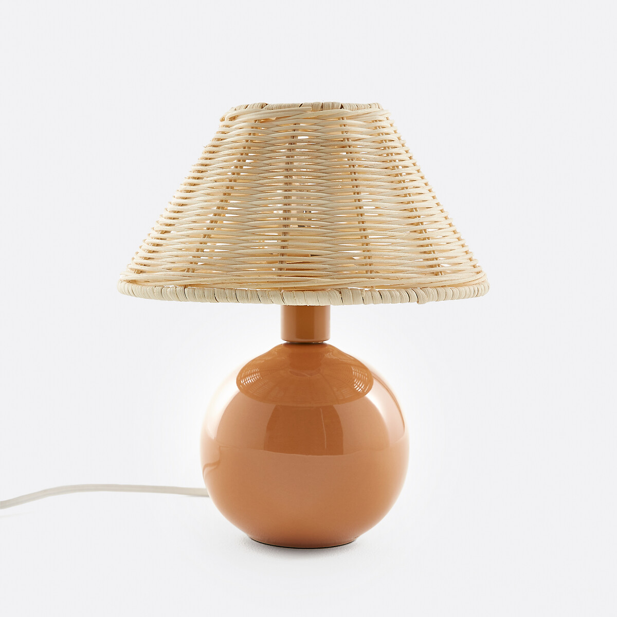 Лампа настольная из керамики и ротанга