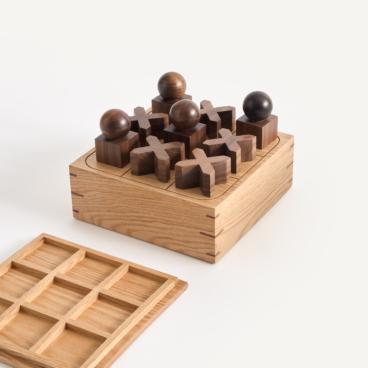 Набор для игры в крестики-нолики из массива дуба и ореха