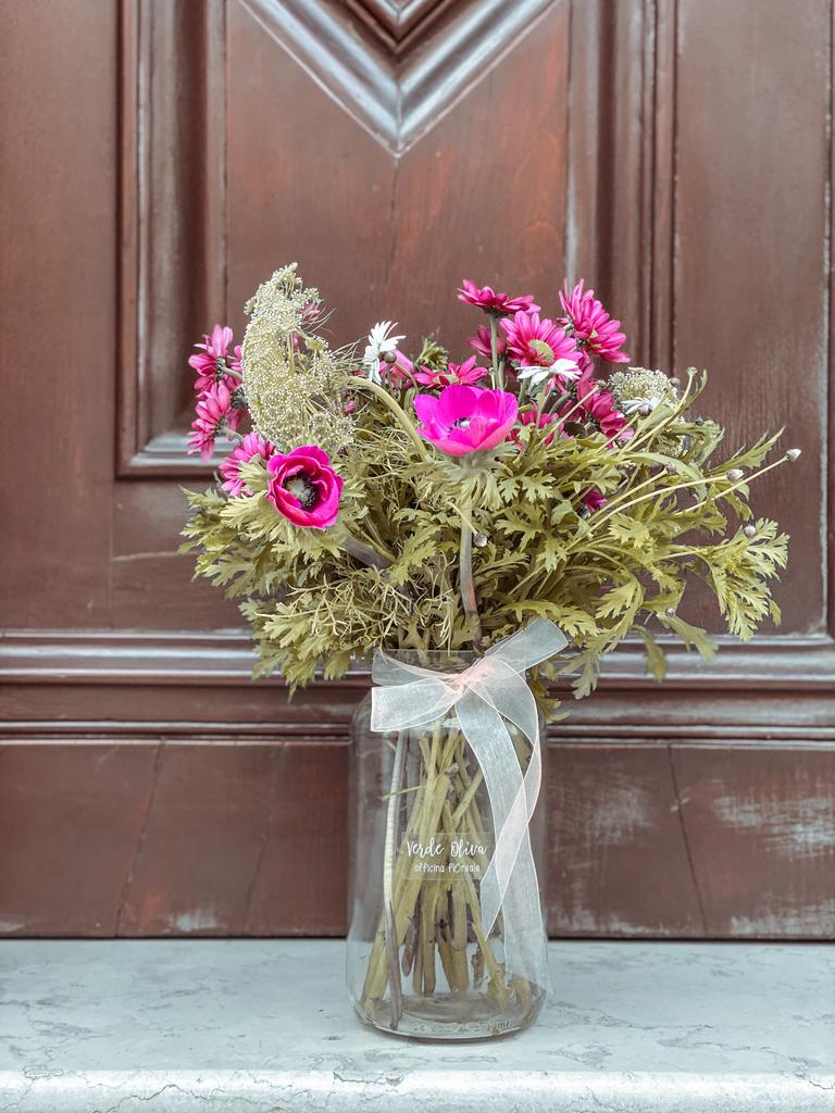 fiori freschi di stagione composti in un bouquet dallo stile morbido e naturale, per Bologna e Provincia