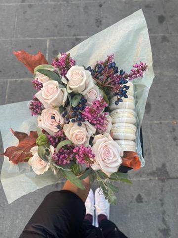 composizione in scatola di fiori freschi di stagione con profumatissimi macaron, per Bologna e Provincia