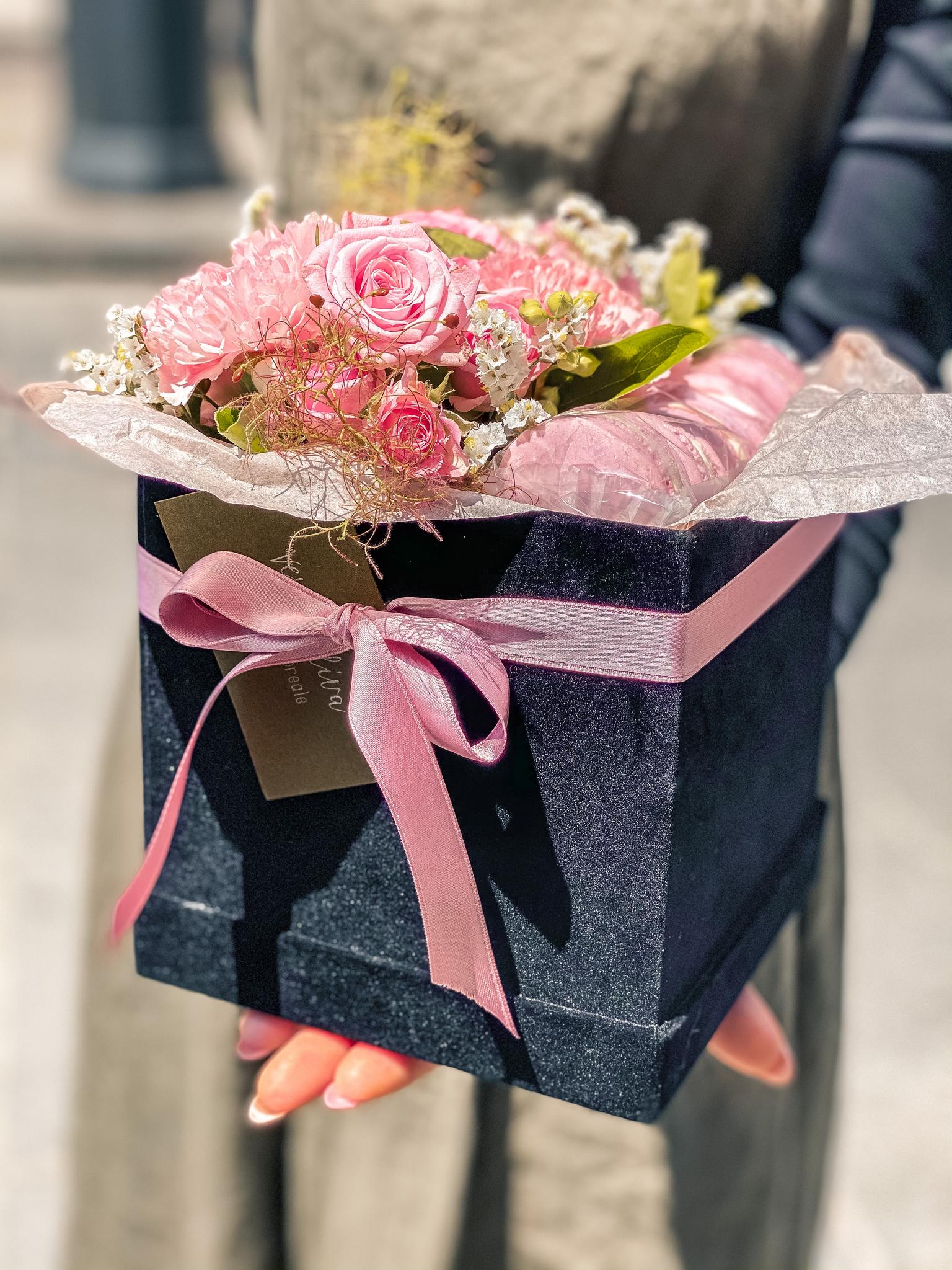 composizione in scatola di fiori freschi di stagione con profumatissimi macaron, per Bologna e Provincia