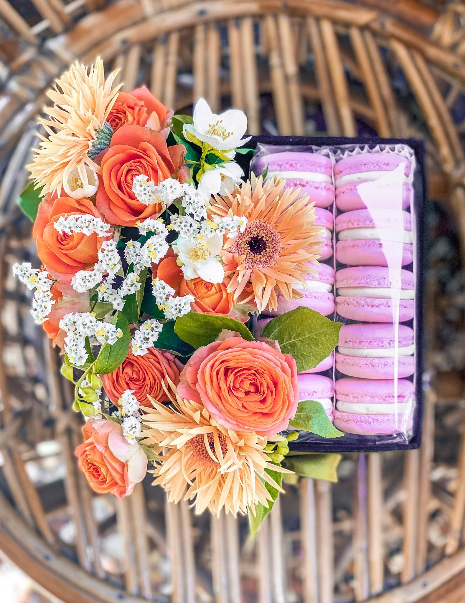 composizione in scatola di fiori freschi di stagione con profumatissimi macaron, per Bologna e Provincia