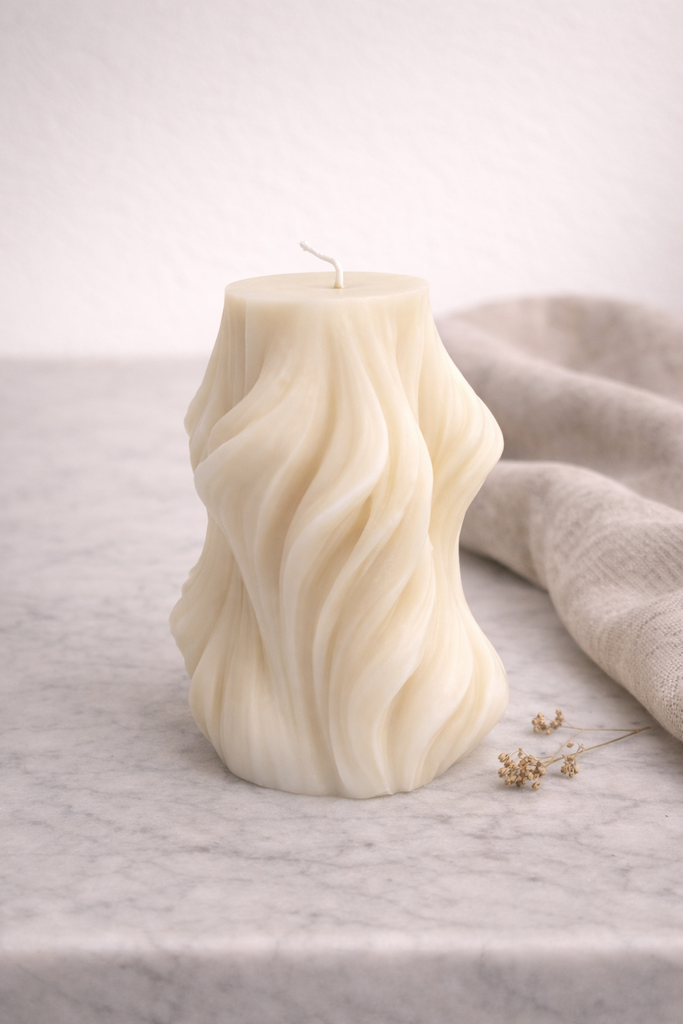 Candela Margot in cera di soia organica, realizzata artigianalmente, dal design essenziale e naturale