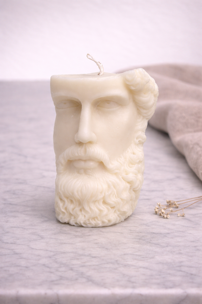 Candela Marcelus in cera di soia, realizzata artigianalmente, dal design essenziale e naturale