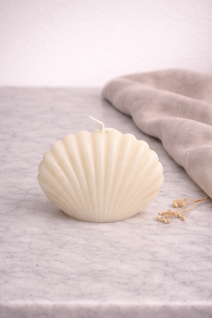 Candela artigianale Pauline in cera di soia naturale, colata a mano, dal design pulito e senza profumazione
