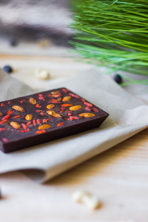 Шоколад с мигдалем та ягодами