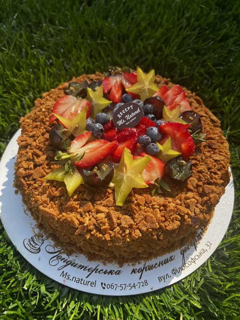 Медовик з вишнею